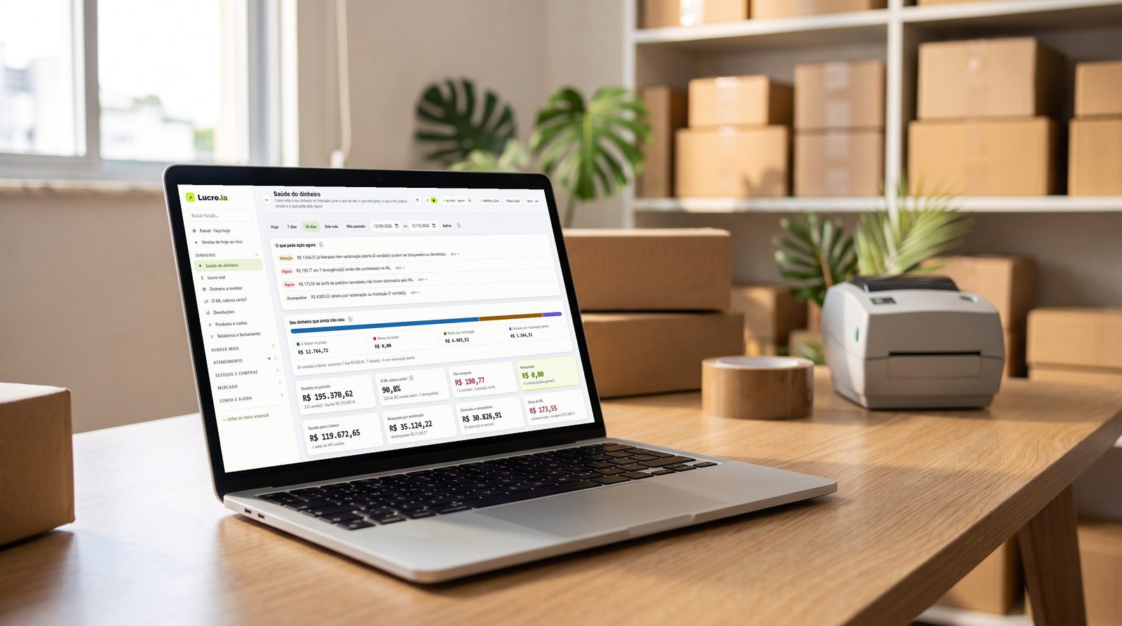 Lucre.ia aberto na tela Saúde do dinheiro num notebook, na mesa de um vendedor com caixas de envio